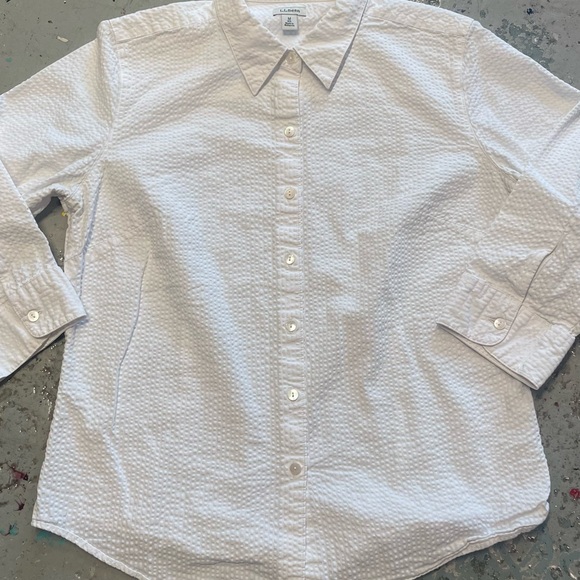 L.L. Bean Tops - L.L. Bean White Seersucker Button-Up Shirt Women’s Medium 3/4 Sleeve Like New